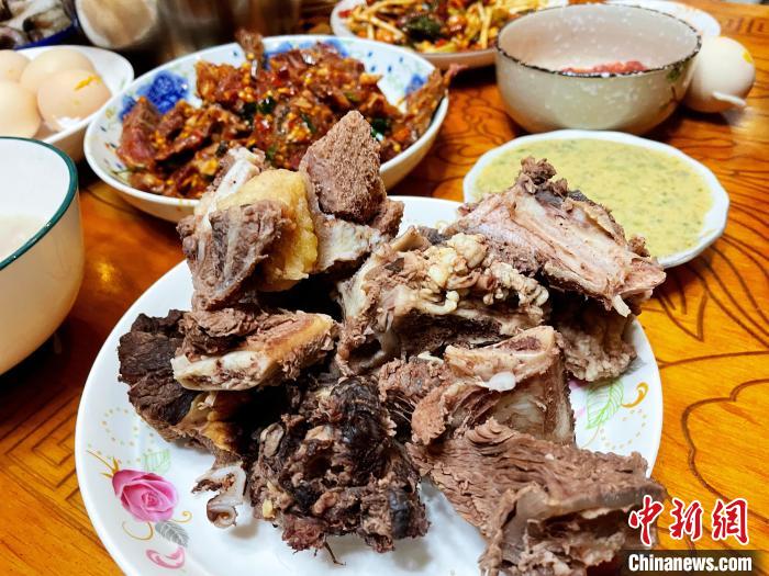 圖為除夕之夜的大餐?！∪轿木?攝
