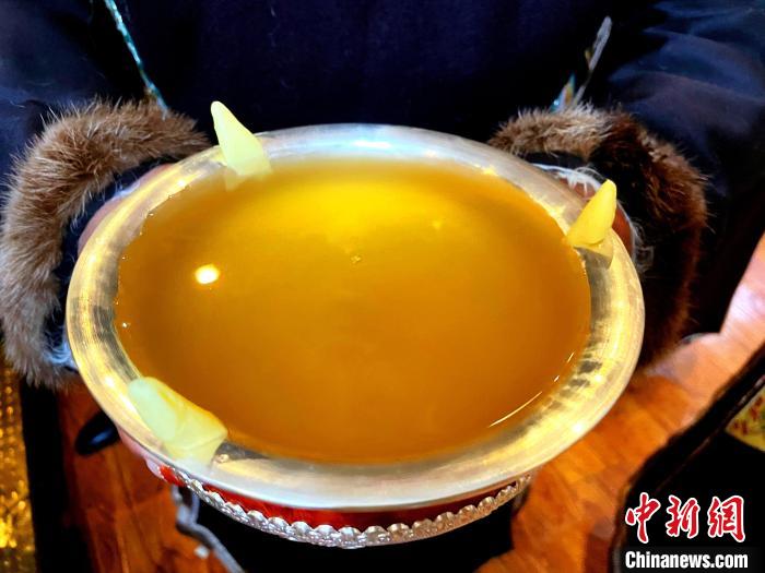 圖為青稞酒?！∪轿木?攝
