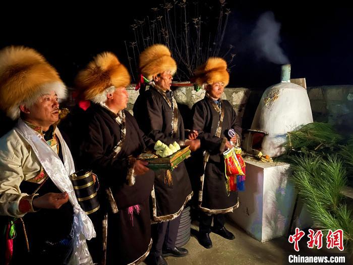 圖為除夕之夜進行的驅鬼儀式?！∪轿木?攝