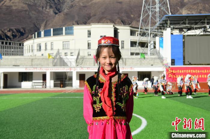 圖為加查縣安繞鎮(zhèn)小學回族學生馬萍?！∝暩聛硭?攝