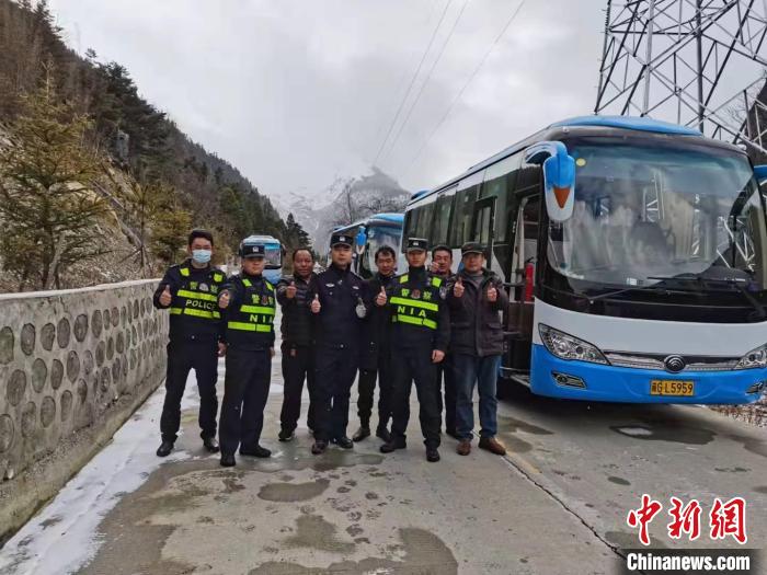 救援成功后，司機(jī)們與邊境派出所民警合影?！±罱ǚ?攝
