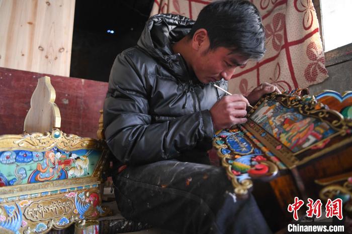 圖為拉薩手藝人制作年貨“切瑪盒”。　貢嘎來松 攝