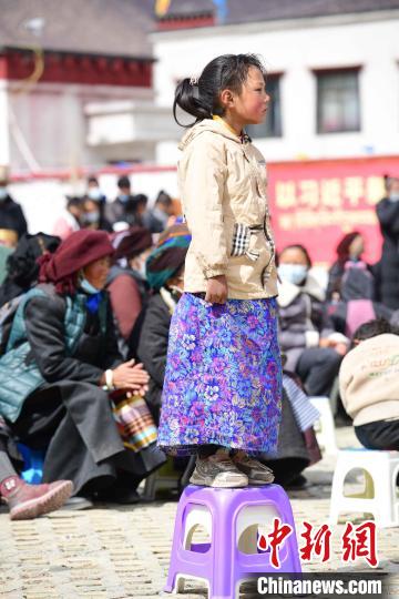 圖為觀看節(jié)目的小女孩?！∝暩聛?lái)松 攝