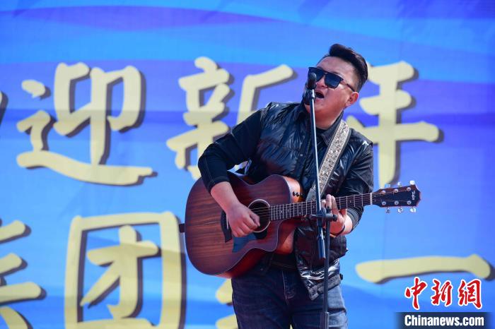 圖為文藝匯演現(xiàn)場(chǎng)?！∝暩聛?lái)松 攝