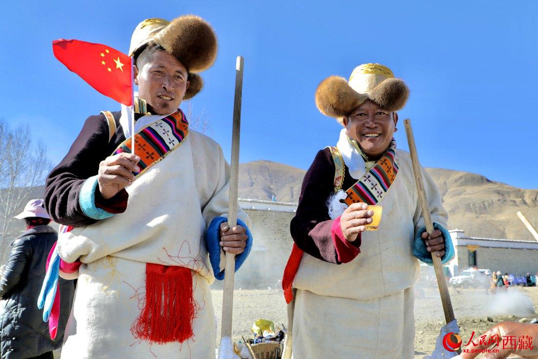 互敬青稞酒，祈福一年的豐收。人民網(wǎng) 次仁羅布攝