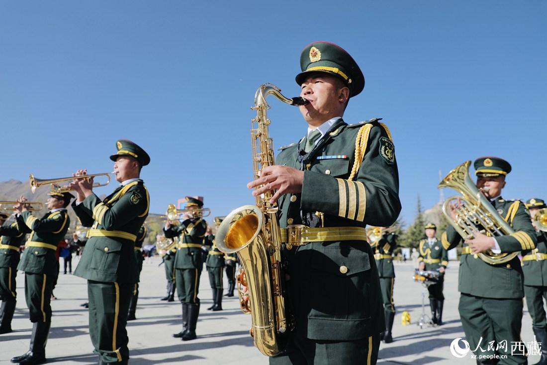 軍區(qū)文工團(tuán)奏響國(guó)歌。人民網(wǎng) 次仁羅布攝