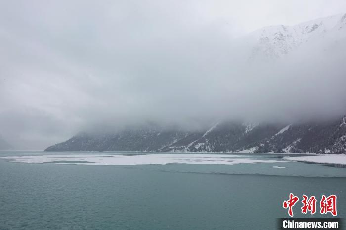 然烏湖春雪飄落?！∪轿木?攝