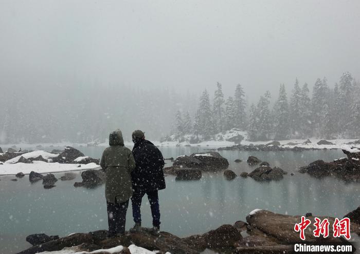 游客欣賞雪中然烏湖?！∪轿木?攝