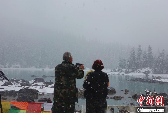 游客欣賞雪中然烏湖?！∪轿木?攝