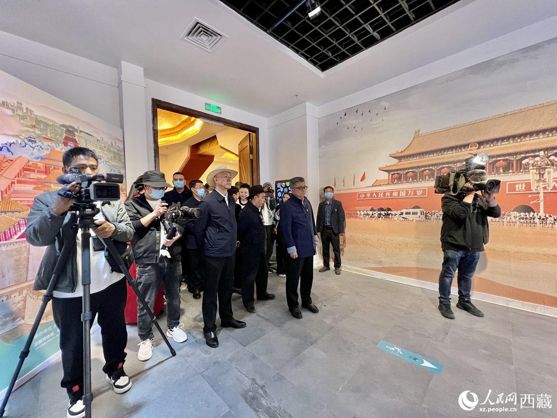 參觀(guān)《“讀城——大美北京”西藏巡展》展廳。 人民網(wǎng) 次仁羅布攝