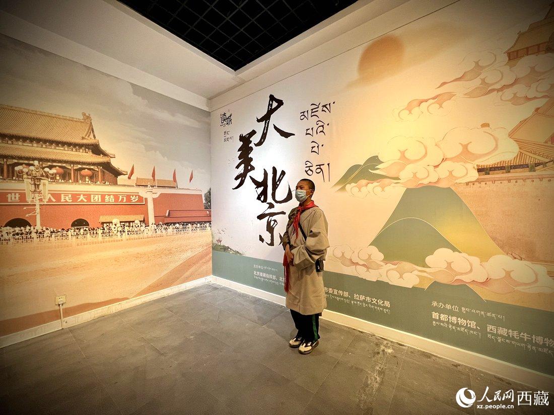 拉薩市北京實(shí)驗(yàn)中學(xué)的學(xué)生講解員進(jìn)行講解。人民網(wǎng) 次仁羅布攝
