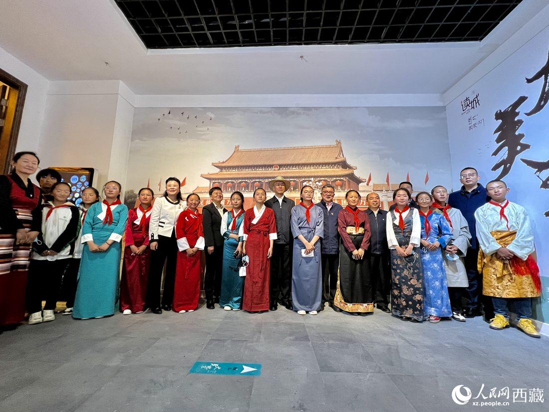 合影留念。人民網(wǎng) 次仁羅布攝