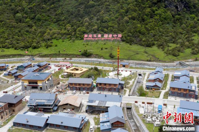 “家是玉麥 國是中國”的大字豎立在玉麥鄉(xiāng)旁的山腳上?！钊A峰 攝