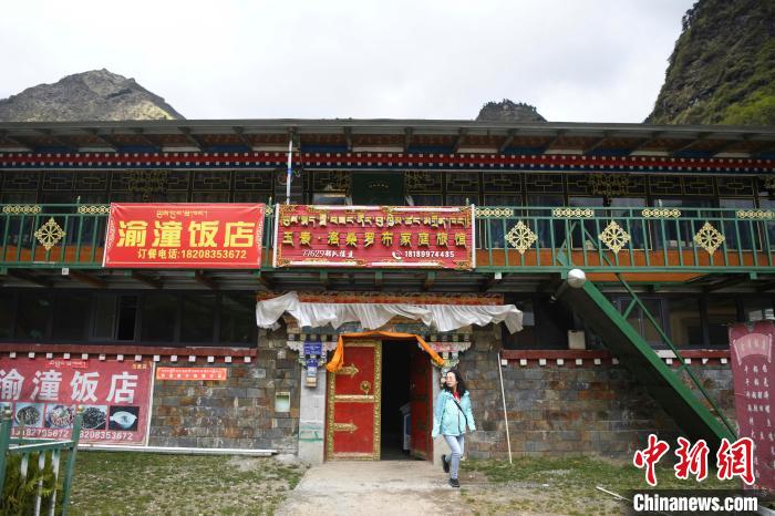 玉麥鄉(xiāng)里修建了飯店與旅館。　楊華峰 攝