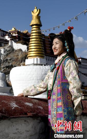 西藏自治區(qū)級(jí)非遺項(xiàng)目——拉薩服飾，圖為舊時(shí)拉薩貴族婦女的裝扮。