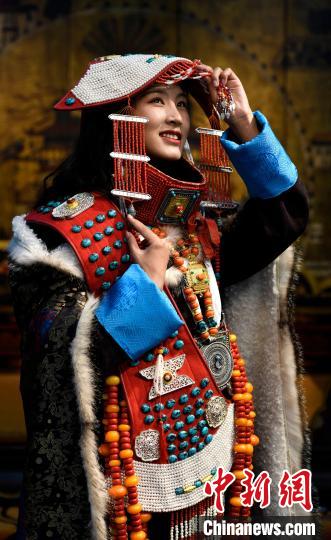 圖為國(guó)家級(jí)非遺項(xiàng)目——西藏阿里普蘭的“宣”服，該服飾華麗稀有，每逢節(jié)日盛典時(shí)才會(huì)穿戴?！±盍?攝