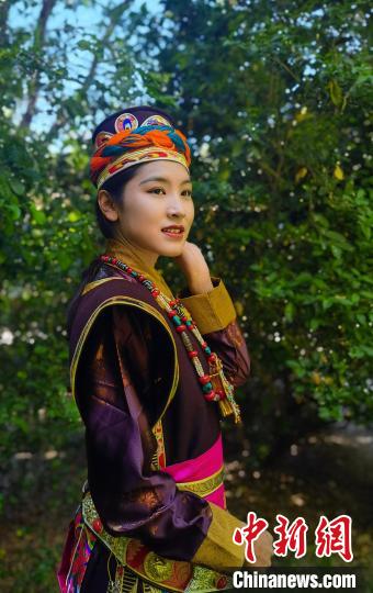 圖為國(guó)家級(jí)非遺項(xiàng)目——林芝工布藏族服飾。　李林 攝