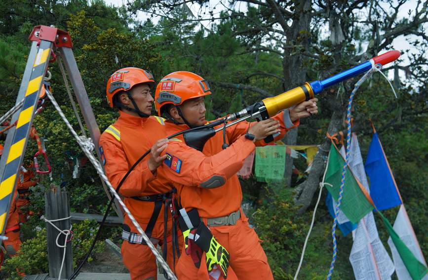 發(fā)射拋投器 。西繞拉翁攝