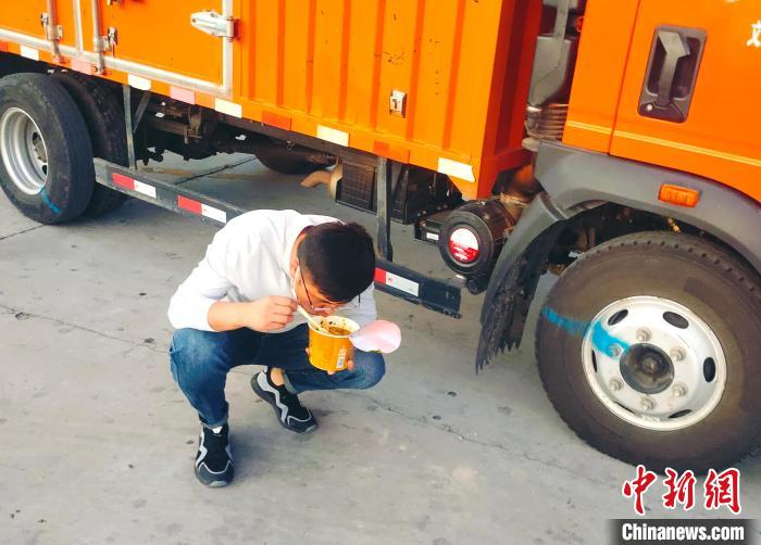 由于沿路疫情原因，閆光宇和朋友只能在服務(wù)區(qū)簡餐。　鄭朋 攝