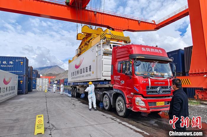 援助物資卸車現(xiàn)場?！F青藏集團有限公司拉薩車務段 供圖