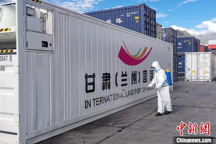 9月9日，甘肅省援助拉薩700噸生活物資“乘冷鏈專列”抵達拉薩?！F青藏集團有限公司拉薩車務段 供圖