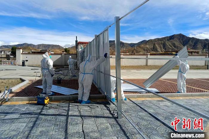 西藏金塔建設(shè)集團(tuán)有限公司職工支援日喀則方艙建設(shè)?！∈茉L者供圖