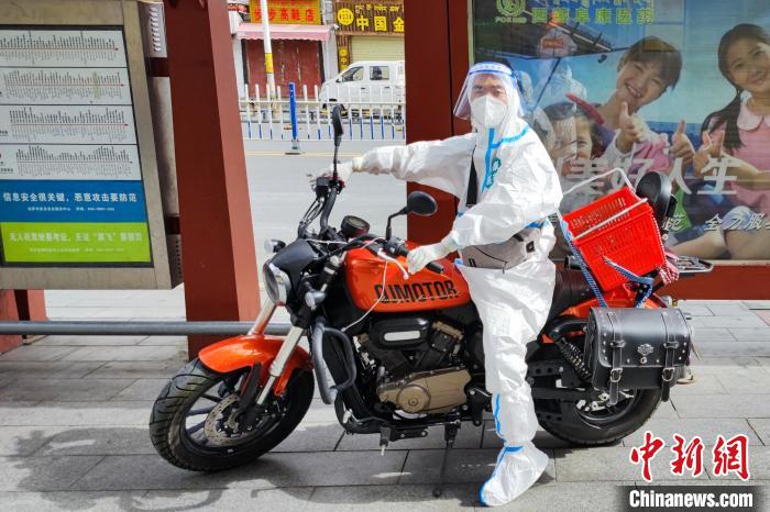 圖為西藏阜康醫(yī)療工作人員騎摩托為居家防疫市民送藥?！∈茉L者供圖