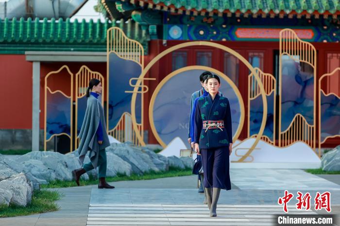 近40套藏式針織系列時裝亮相2022北京時裝周。　北京時裝周供圖