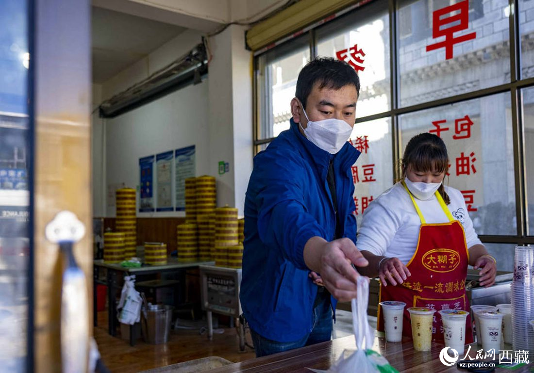 市民購買早餐。人民網(wǎng) 次仁羅布攝