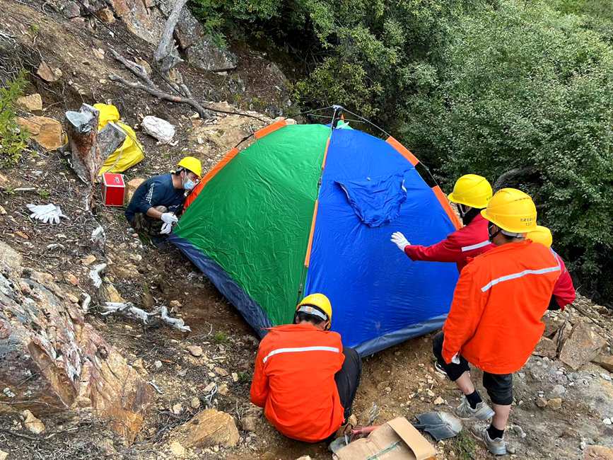 9月15日，電力施工人員正在施工點(diǎn)附近搭建暫居帳篷。白瑪多吉攝