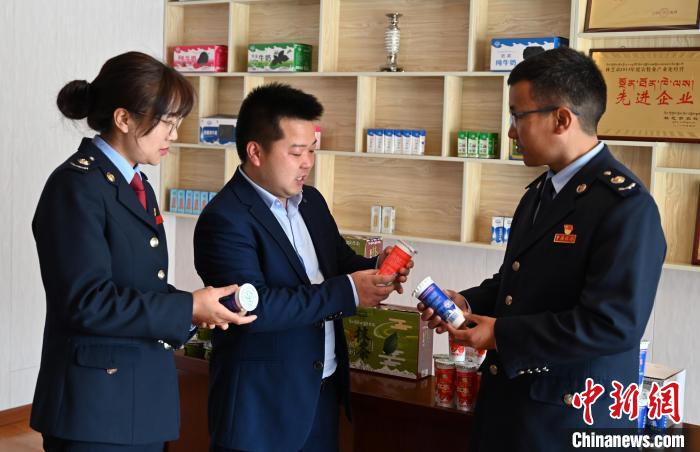 圖為林芝稅務(wù)部門上門了解企業(yè)情況，并宣講稅收政策。資料圖 趙朗 攝