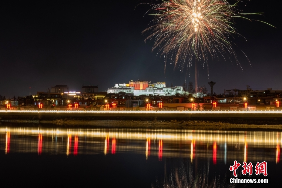 資料圖為2022年3月1日，拉薩迎來藏歷新年“古突夜”，煙花與被燈光照亮的布達(dá)拉宮交相輝映。 <a target='_blank' href='/'><p  align=