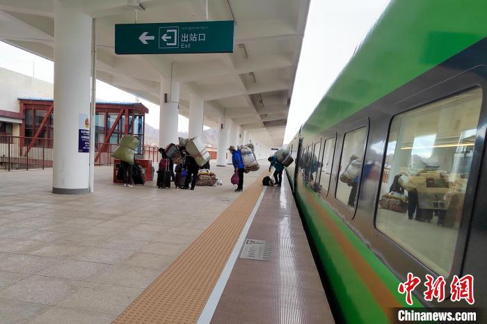 乘客乘復(fù)工專列抵達(dá)日喀則?！±_車務(wù)段 供圖