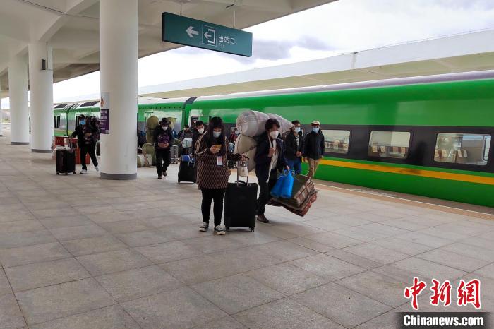 10月6日，乘客乘復(fù)工專列抵達(dá)日喀則。　拉薩車務(wù)段 供圖
