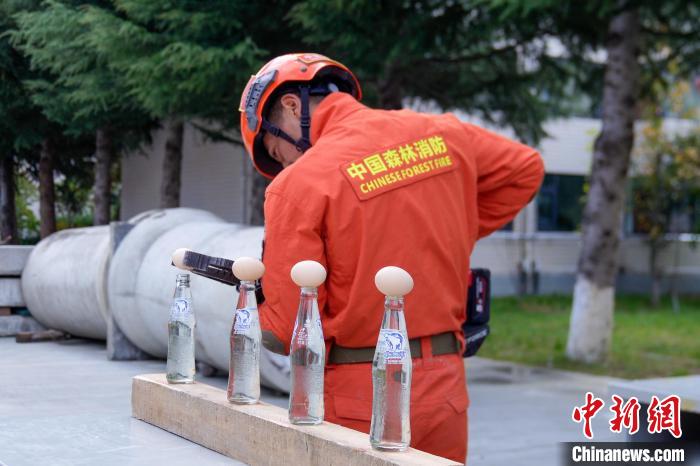 西藏林芝森林消防技能大練兵現(xiàn)場，消防員使用液壓鉗夾取雞蛋?！钣例?攝