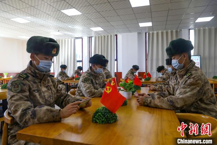 圖為阿里軍分區(qū)某邊防團(tuán)組織官兵通過(guò)手機(jī)收聽(tīng)收看二十大開(kāi)幕盛況?！詵|供圖