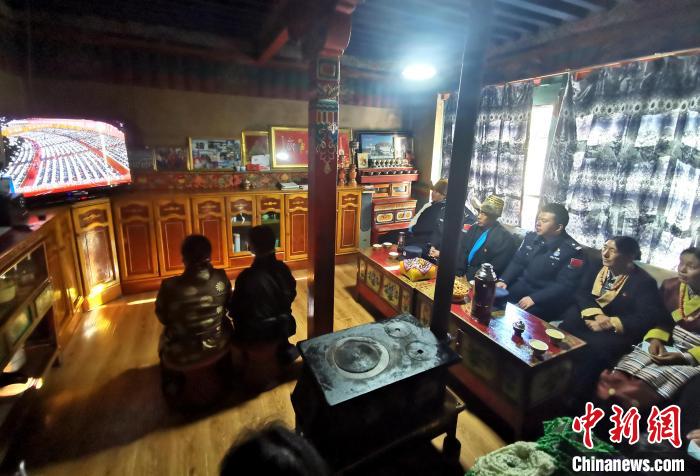 圖為西藏普蘭出入境邊防檢查站斜爾瓦執(zhí)勤點(diǎn)移民管理警察與駐地民眾一起收看二十大開(kāi)幕盛況?！」鶗怨?攝