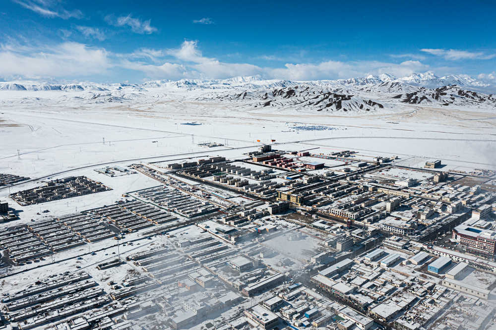 西藏阿里地區(qū)改則縣迎來初雪，銀裝素裹，美如畫卷。