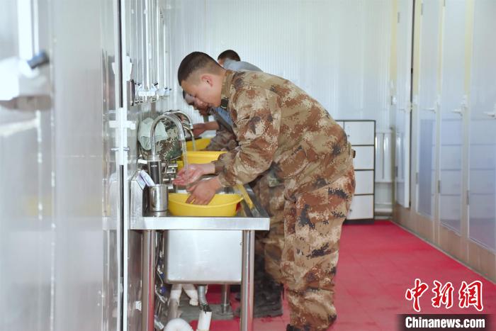 圖為阿里軍分區(qū)某邊防團官兵在新建水房洗漱?！詵| 攝