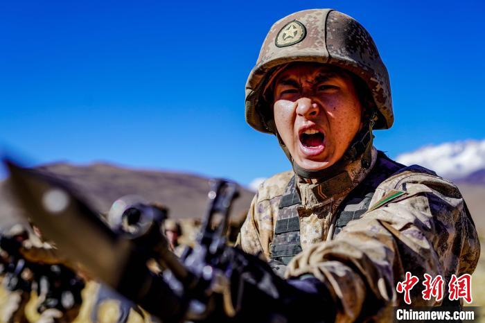官兵正在進(jìn)行刺殺操訓(xùn)練?！∥鞑厣侥宪姺謪^(qū)某團(tuán)供圖