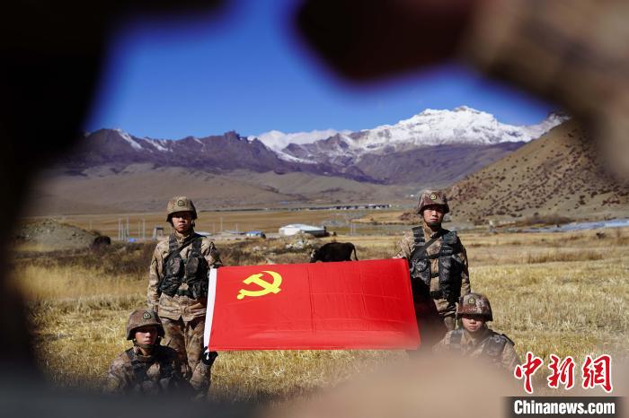 指導(dǎo)員楊磊帶領(lǐng)官兵重溫入黨誓詞?！∥鞑厣侥宪姺謪^(qū)某團(tuán)供圖