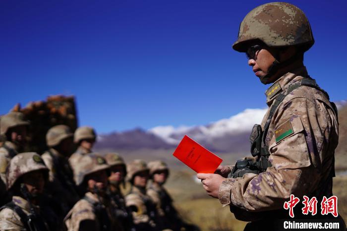 訓(xùn)練間隙，楊磊正在為官兵作宣講?！∥鞑厣侥宪姺謪^(qū)某團(tuán)供圖