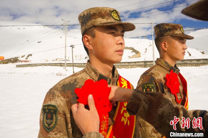 退伍老兵合照留念?！∥鞑厣侥宪姺謪^(qū)某團(tuán)供圖