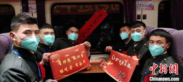 退伍老兵在退伍專列上合影留念。　西藏山南軍分區(qū)某團(tuán)供圖