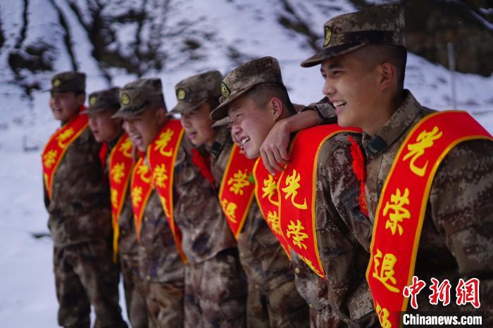退伍老兵合照留念?！∥鞑厣侥宪姺謪^(qū)某團(tuán)供圖