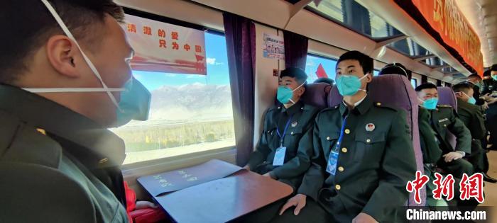 退伍老兵乘坐在退伍專列?！∥鞑厣侥宪姺謪^(qū)某團(tuán)供圖