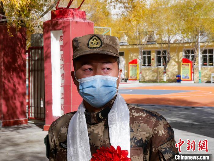 圖為什布奇邊防連退伍老兵臨別前再看一眼連隊(duì)?！詵| 攝