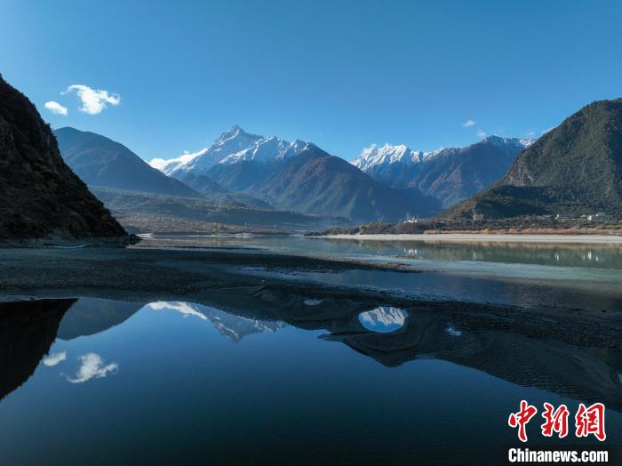 西藏林芝雅魯藏布江和遠(yuǎn)處的雪山?！《拘?攝