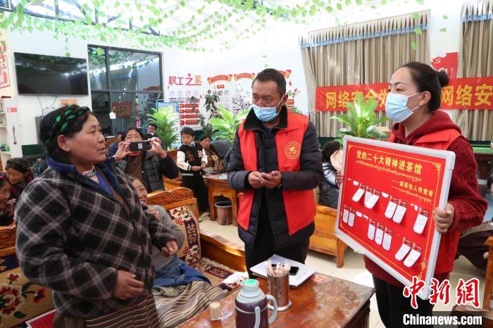 圖為瓊結(jié)縣村民參與問答。　倫珠澤仁 攝