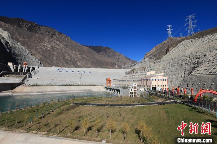 圖為金沙江上游蘇洼龍水電站?！⊥趵?攝